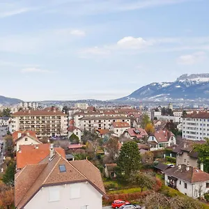 2br W Balcony And Splendid View On The Mountains In - Welkeys Appartement